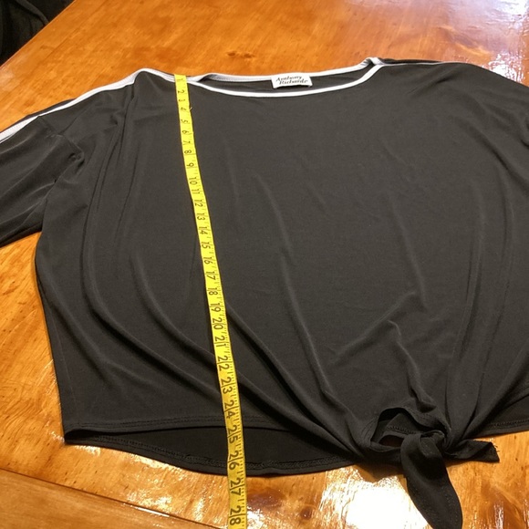 Anthony Richards Black with White Trim Top - Picture 5 of 9